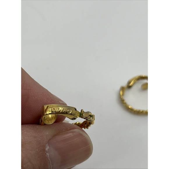 Vintage CROWN TRIFARI Gold Tone Textured Braided Clip-On Hoop Earrings .75" - Picture 2 of 6